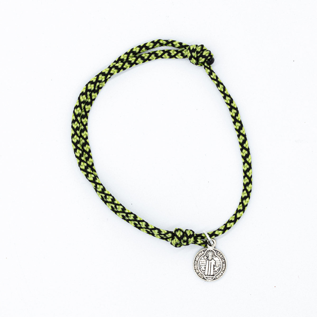 Pulsera San Benito con hilo de colores variados