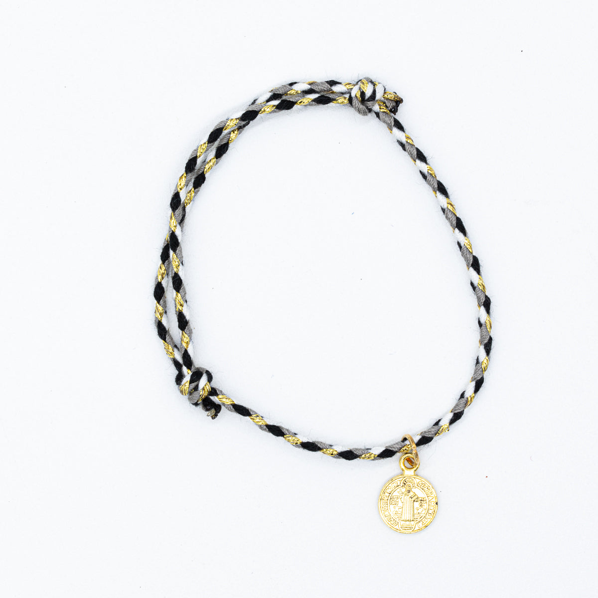 Pulsera San Benito con hilo de colores variados