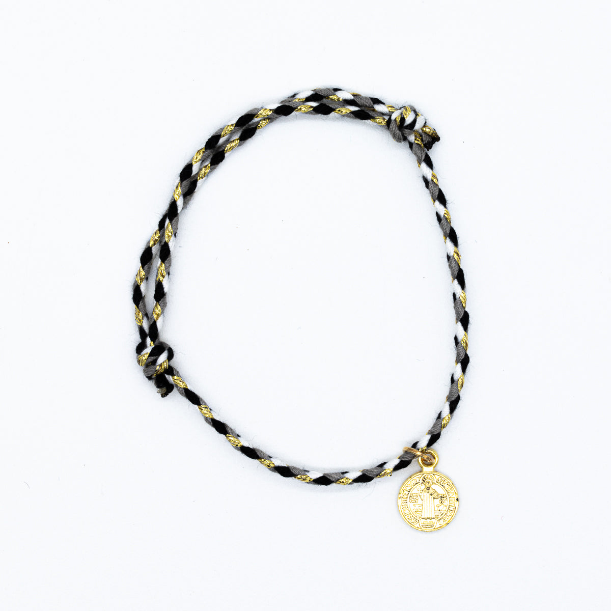 Pulsera San Benito con hilo de colores variados