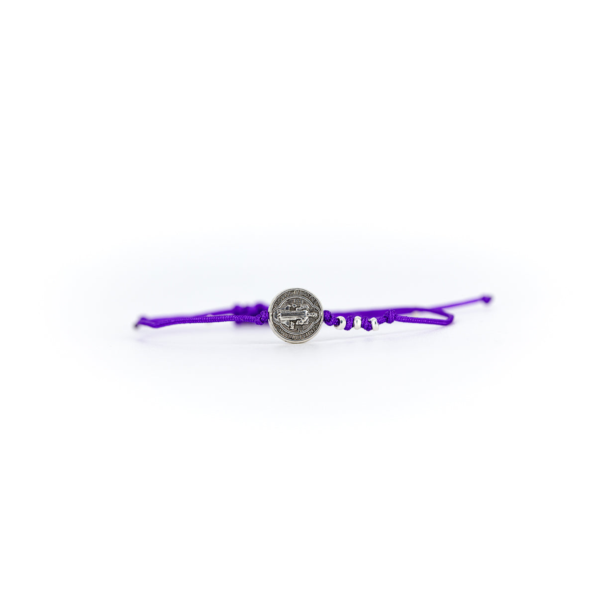 Pulsera San Benito con hilo de colores variados