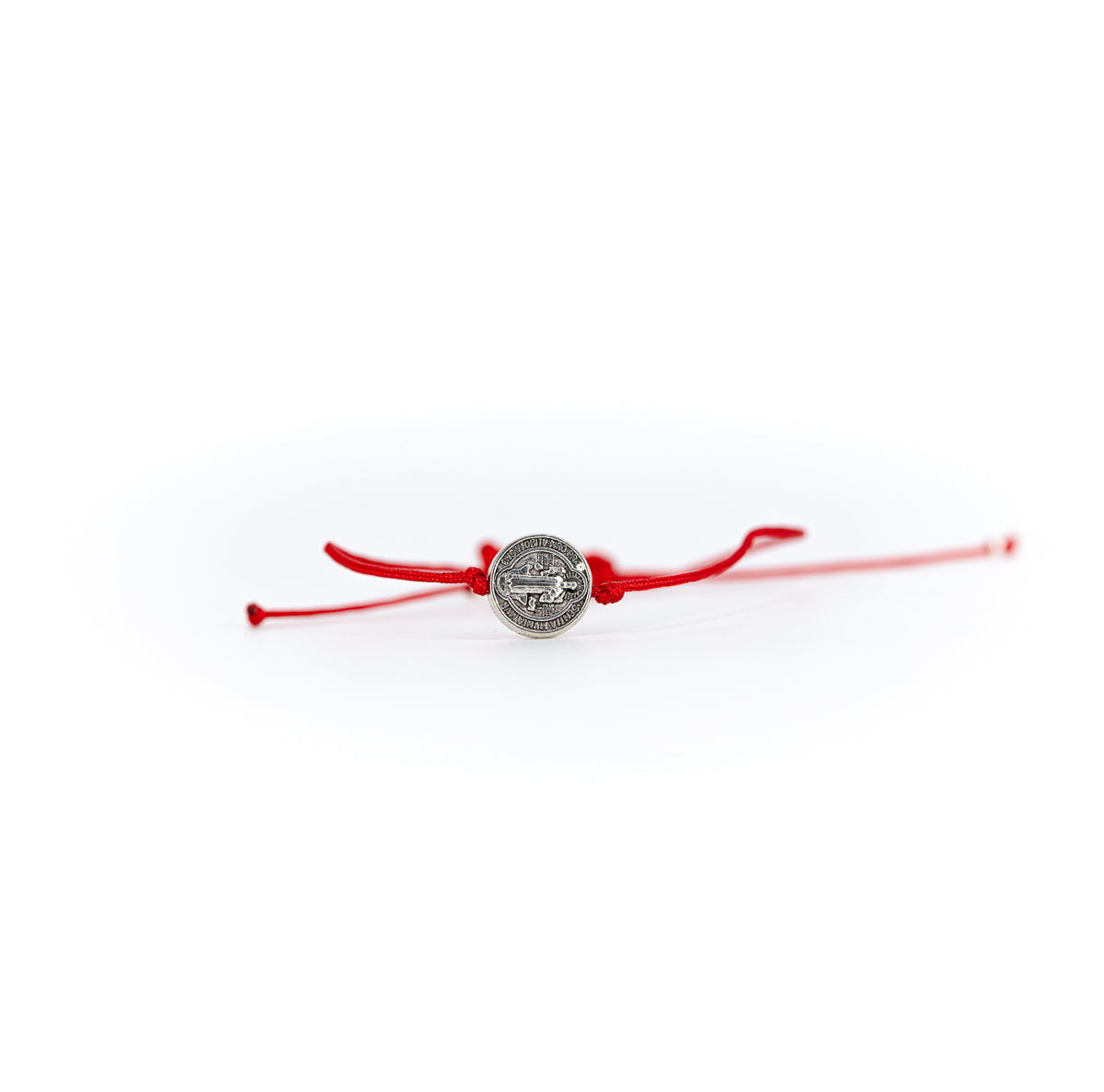 Pulsera San Benito con hilo de colores variados