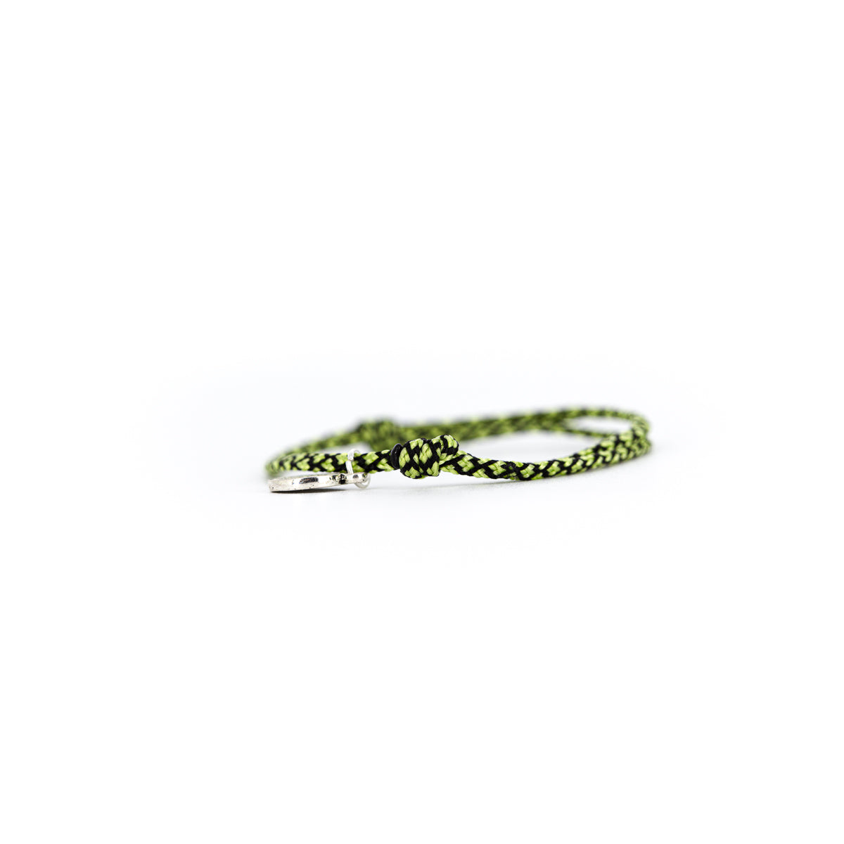 Pulsera San Benito con hilo de colores variados