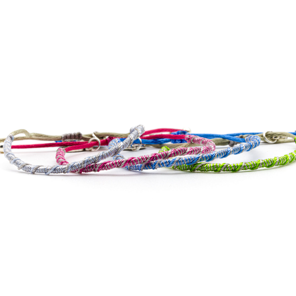 Pulsera popote San Benito con hilo de colores variados