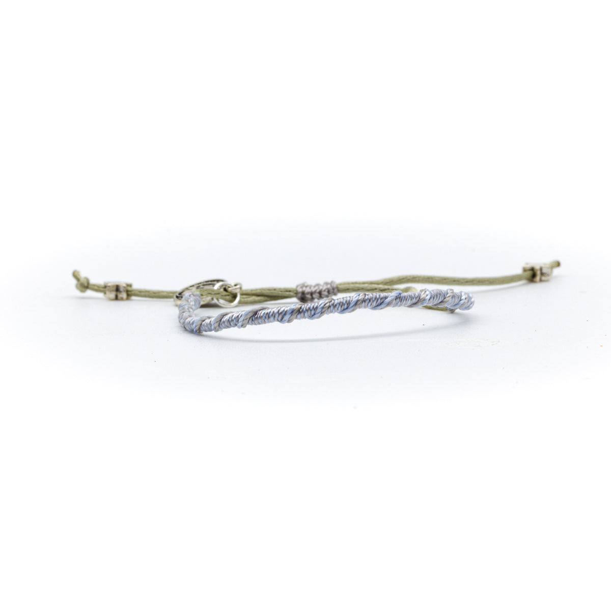 Pulsera popote San Benito con hilo de colores variados