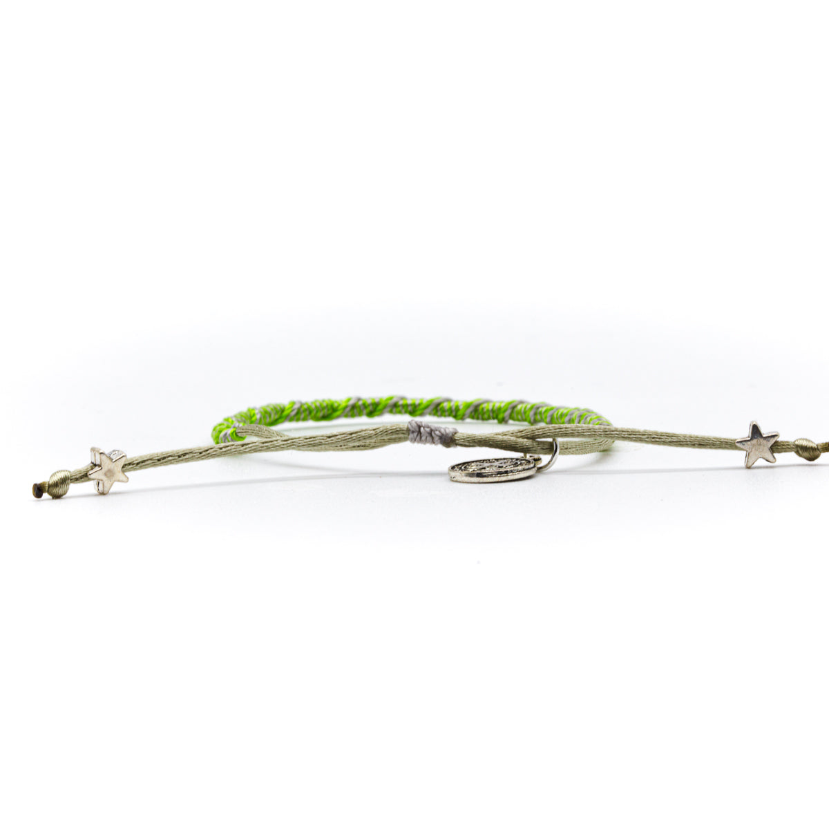 Pulsera popote San Benito con hilo de colores variados