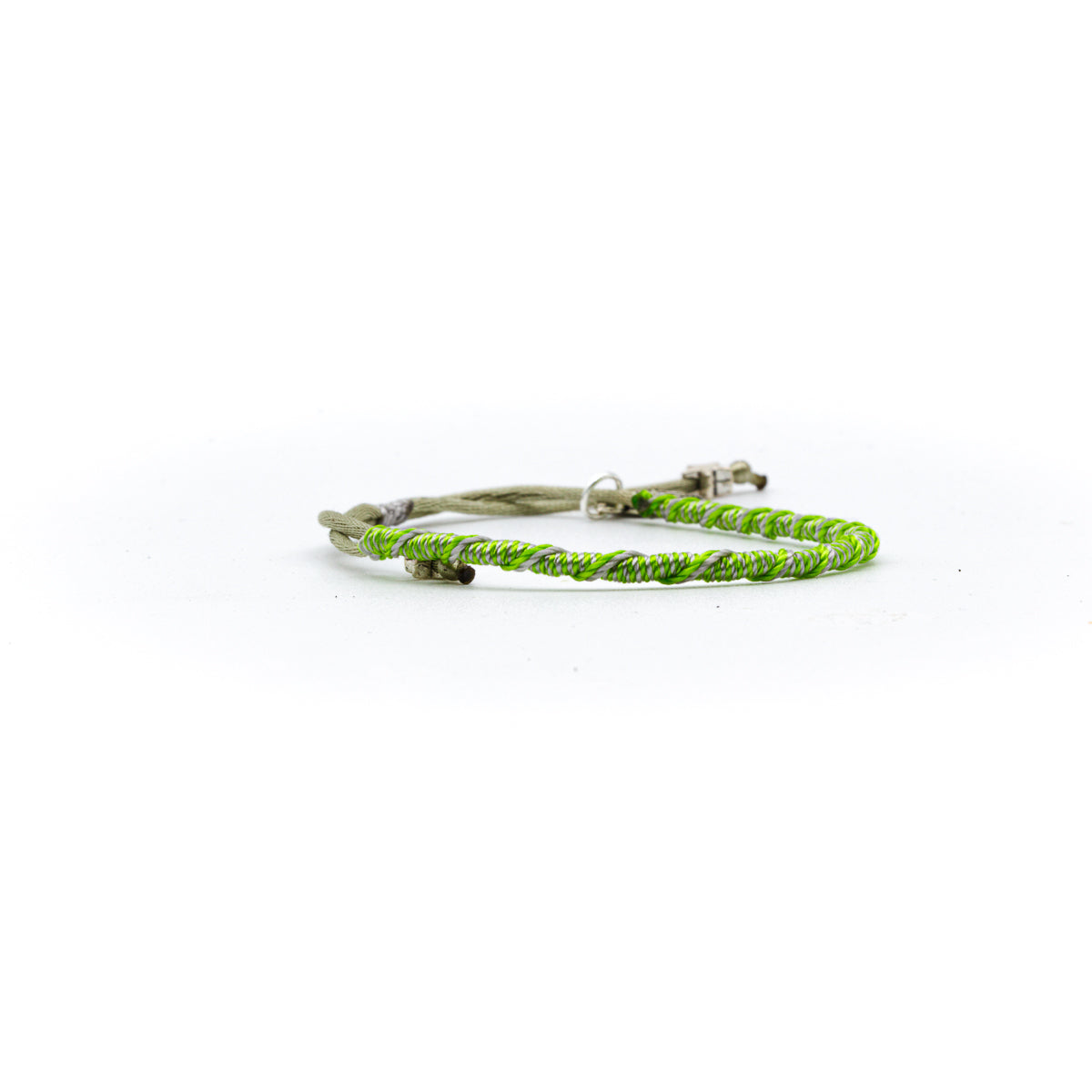 Pulsera popote San Benito con hilo de colores variados