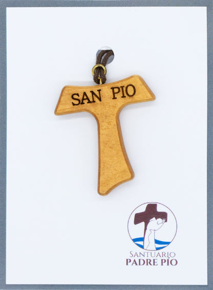 Cruz Tao de madera, con leyenda San Pío
