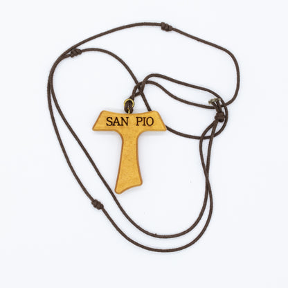 Cruz Tao de madera, con leyenda San Pío