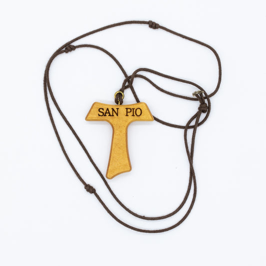 Cruz Tao de madera, con leyenda San Pío
