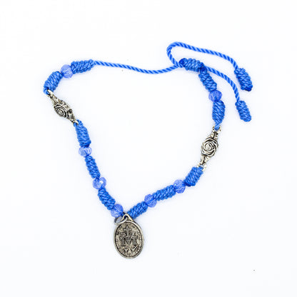 Pulsera de nudos y cuentas de metal