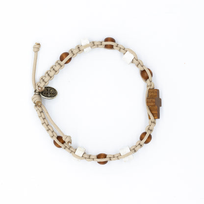 Pulsera tejida cruz Tao con cuentas de madera y piedra
