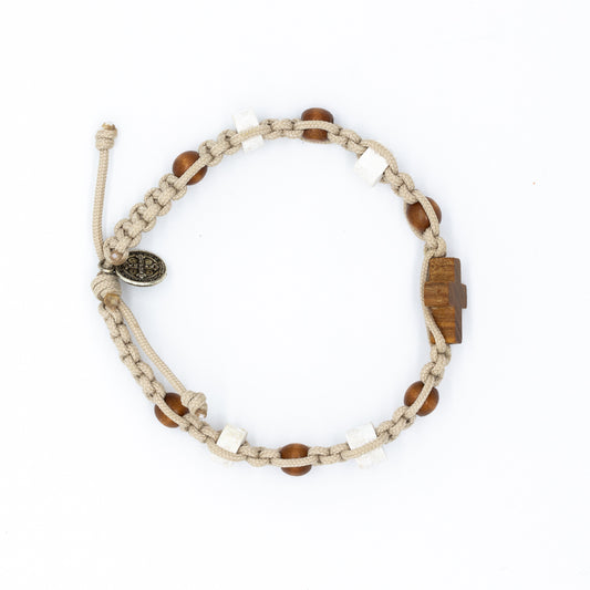 Pulsera tejida cruz Tao con cuentas de madera y piedra