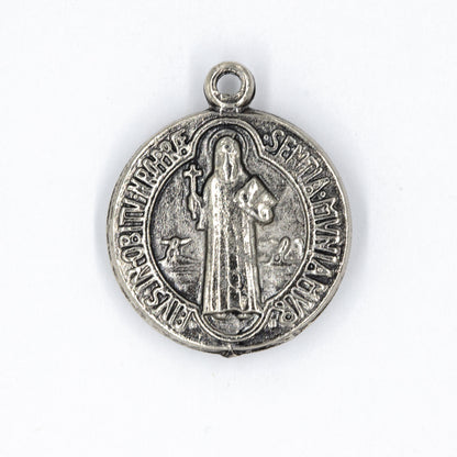 Medalla con imagen de San Benito y cruz de San Benito