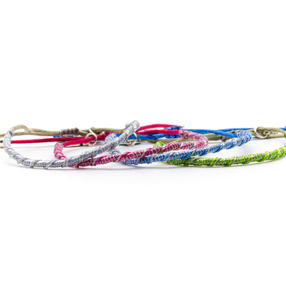 Pulsera popote San Benito con hilo de colores variados