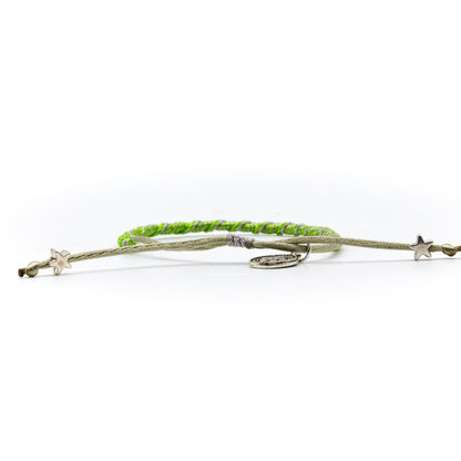 Pulsera popote San Benito con hilo de colores variados