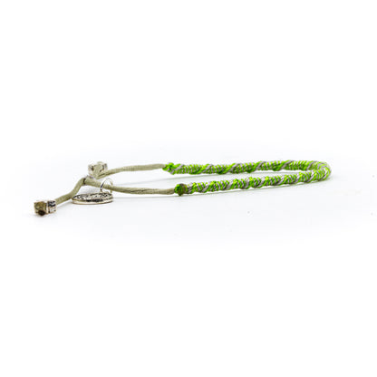 Pulsera popote San Benito con hilo de colores variados
