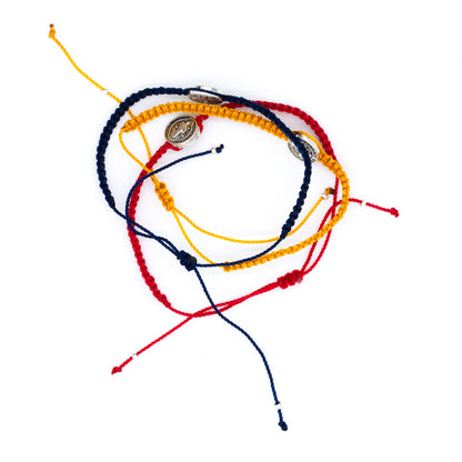 Pulsera macramé modelo Oaxaca San Benito con hilo de colores variados