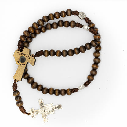 Rosario con crucifijo de metal y reliquia del Padre Pío