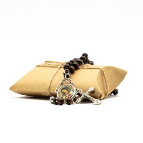 Rosario con crucifijo de metal y Virgen de Guadalupe